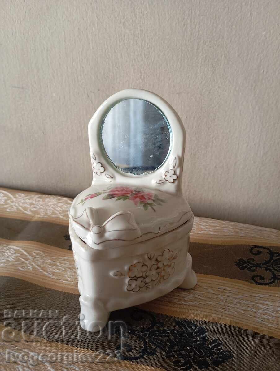 Cutie veche de bijuterii cu oglindă