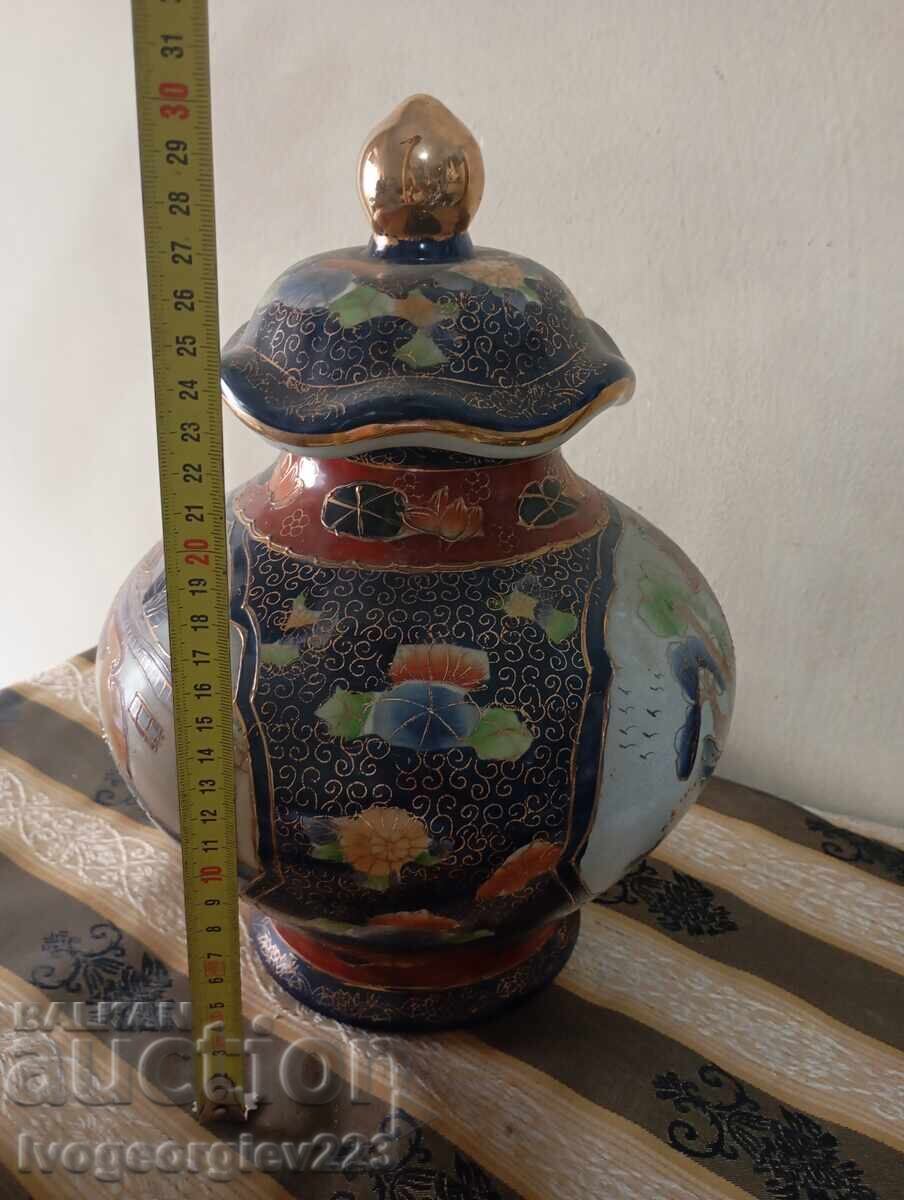 Bol de porțelan vechi cu capac cu preț 99.00 BGN | € 50.62