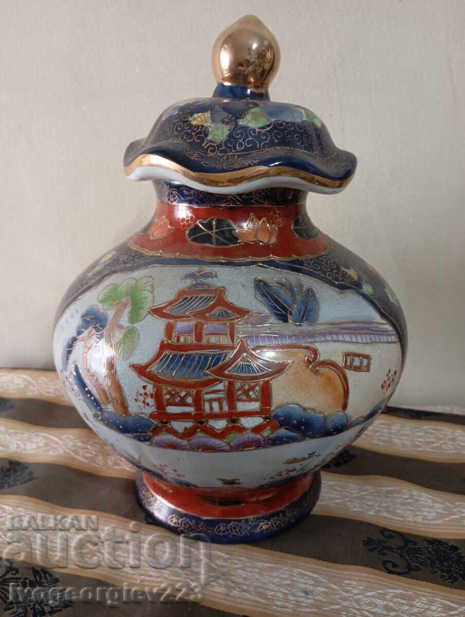 Bol de porțelan vechi cu capac