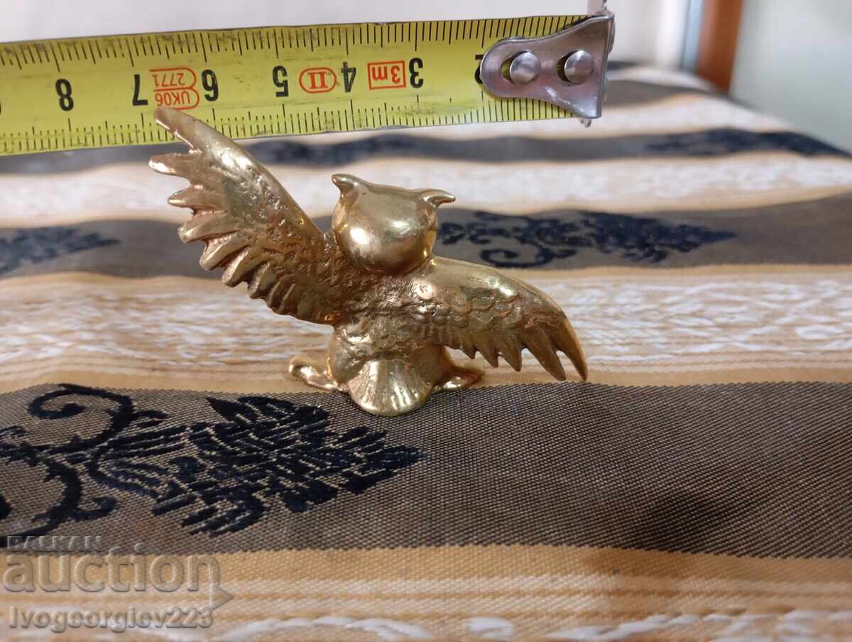 Auction A statuette of an owl Auction A statuette of an owl