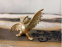 O statuetă a unei bufnițe