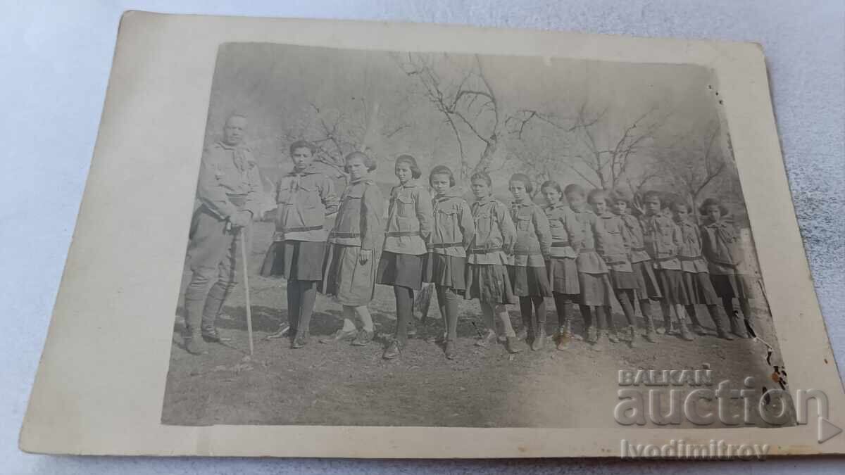 Снимка Ученички със своя ръководител Снимка Ученички със своя ръководител