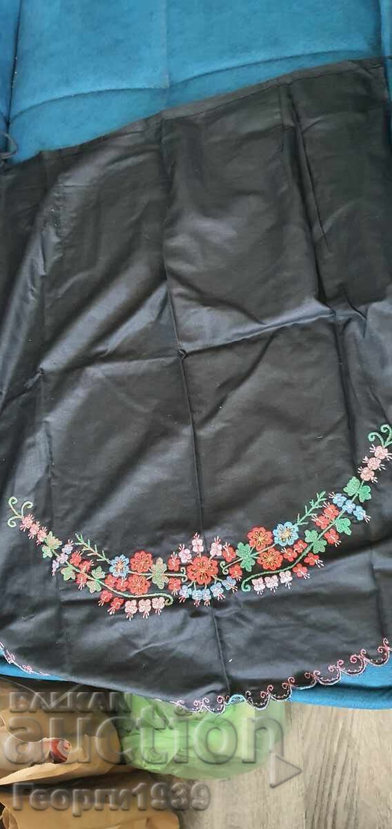 Аукцион Автентични престилки за носии