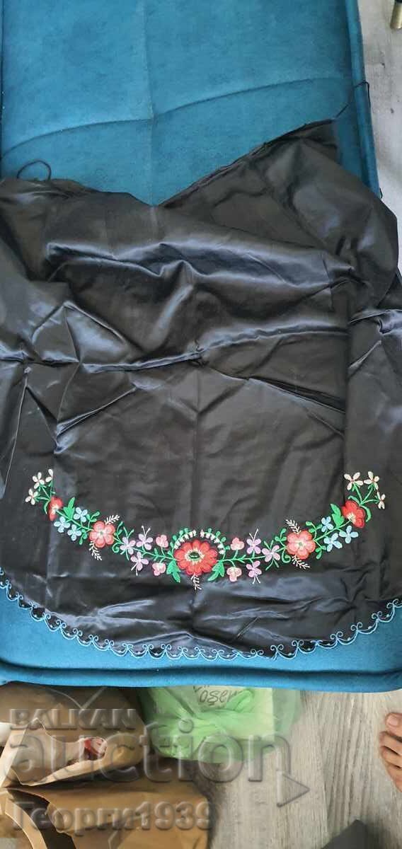 Доставка на Автентични престилки за носии