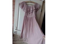 Όμορφο γυναικείο φόρεμα