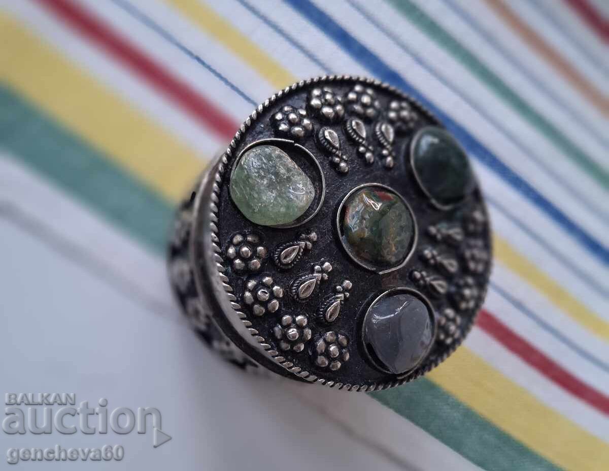 Cutie de bijuterii din metal vintage cu preț € 15.00 | 29.34 BGN