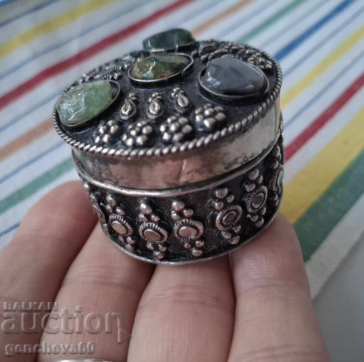 Licitație Cutie de bijuterii din metal vintage Licitație Cutie de bijuterii din metal vintage