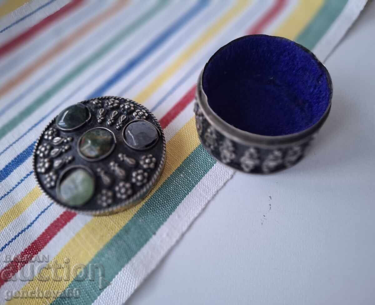 Cutie de bijuterii din metal vintage Cutie de bijuterii din metal vintage