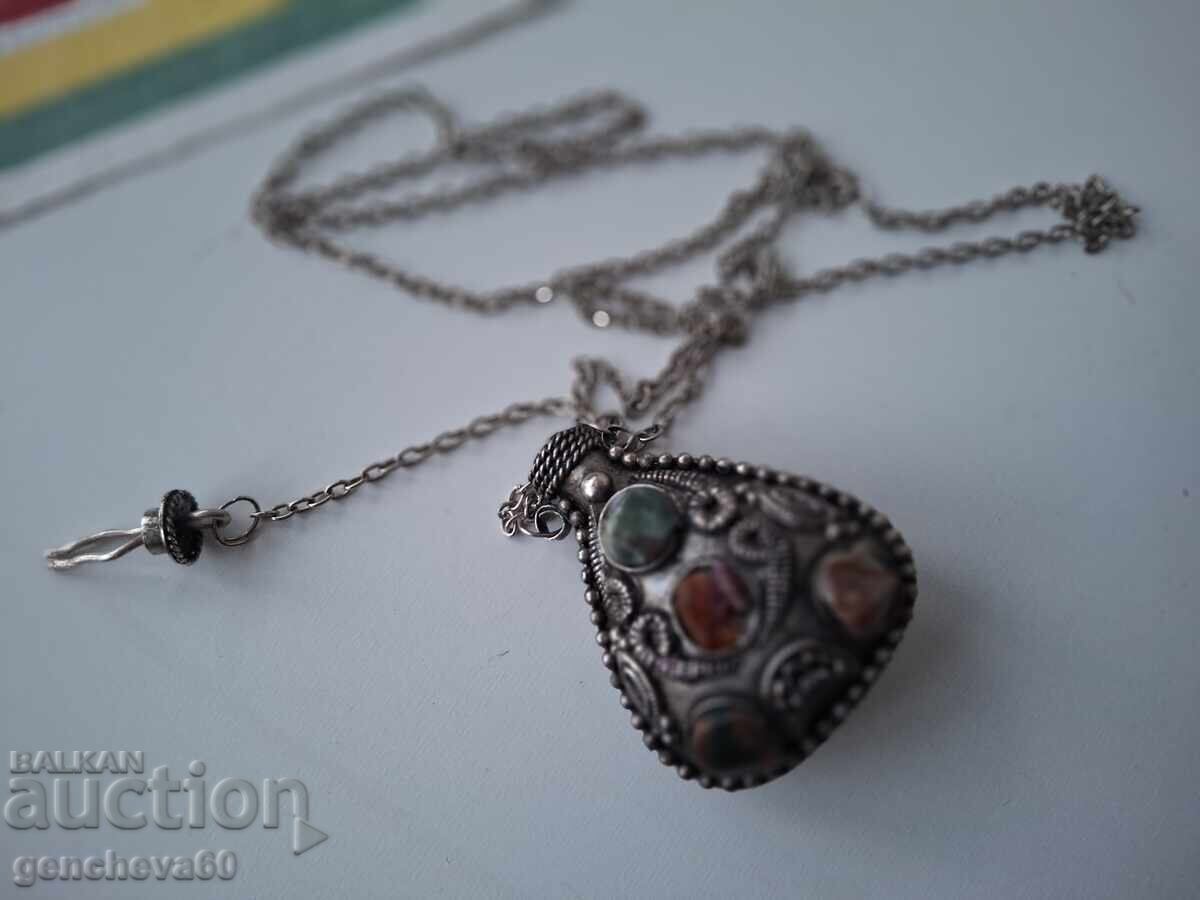 Sticluță de parfum vintage de colecție, agat, colier cu preț 50.00 BGN | € 25.56