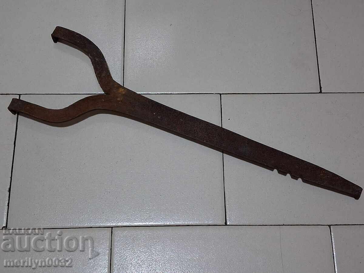 Стар ръчно кован налбантски инструмент ковано желязо с цена 59.00 лв. | € 30.17 Стар ръчно кован налбантски инструмент ковано желязо с цена 59.00 лв. | € 30.17