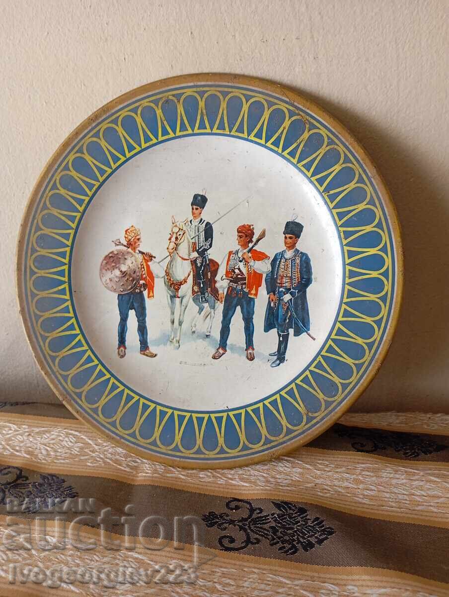 Стара чиния за декорация Стара чиния за декорация