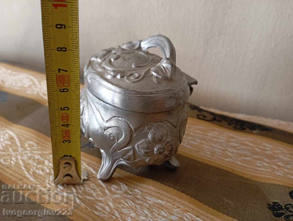 Cutie veche de bijuterii cu preț 50.00 BGN | € 25.56