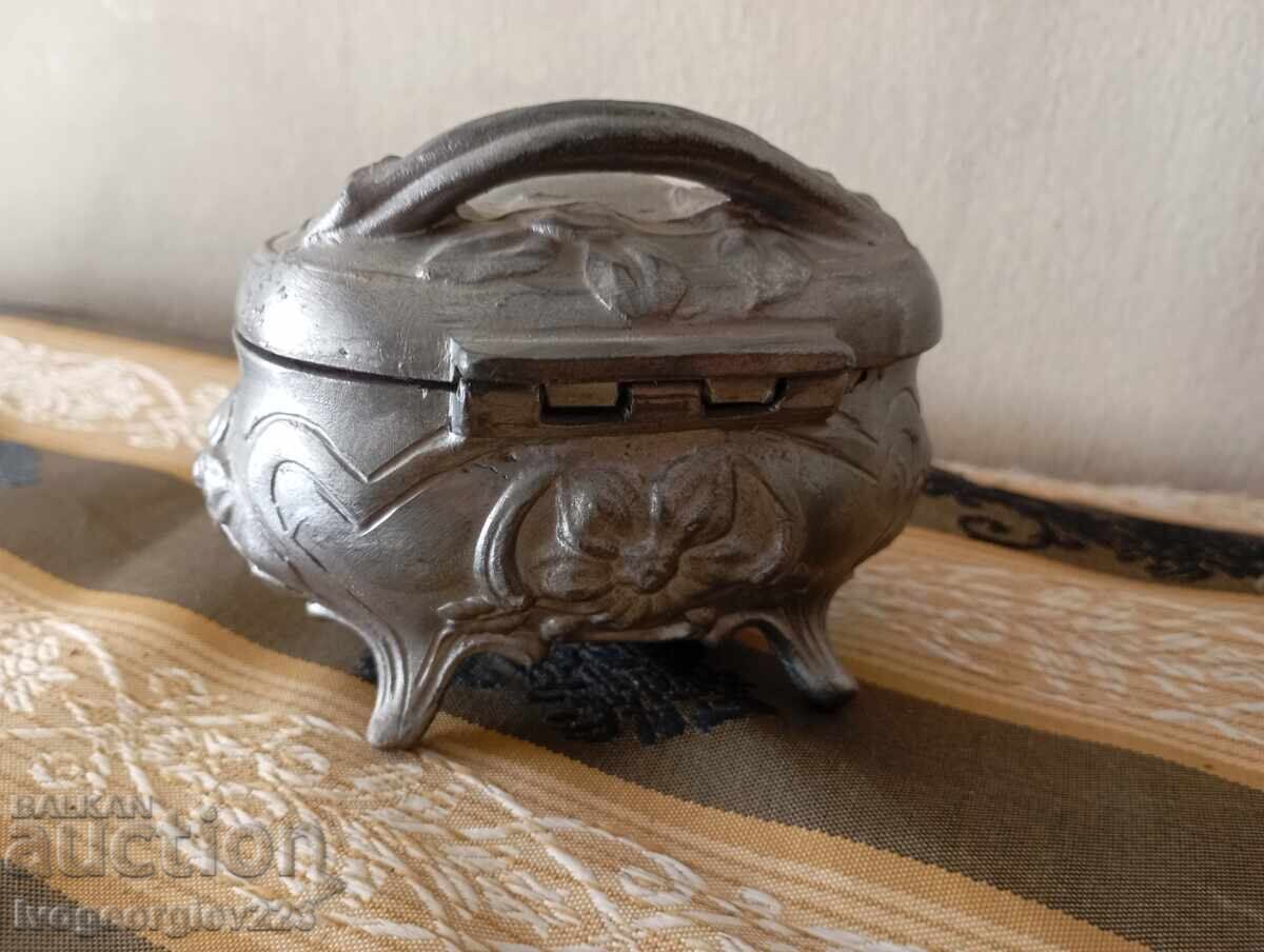 Livrarea Cutie veche de bijuterii