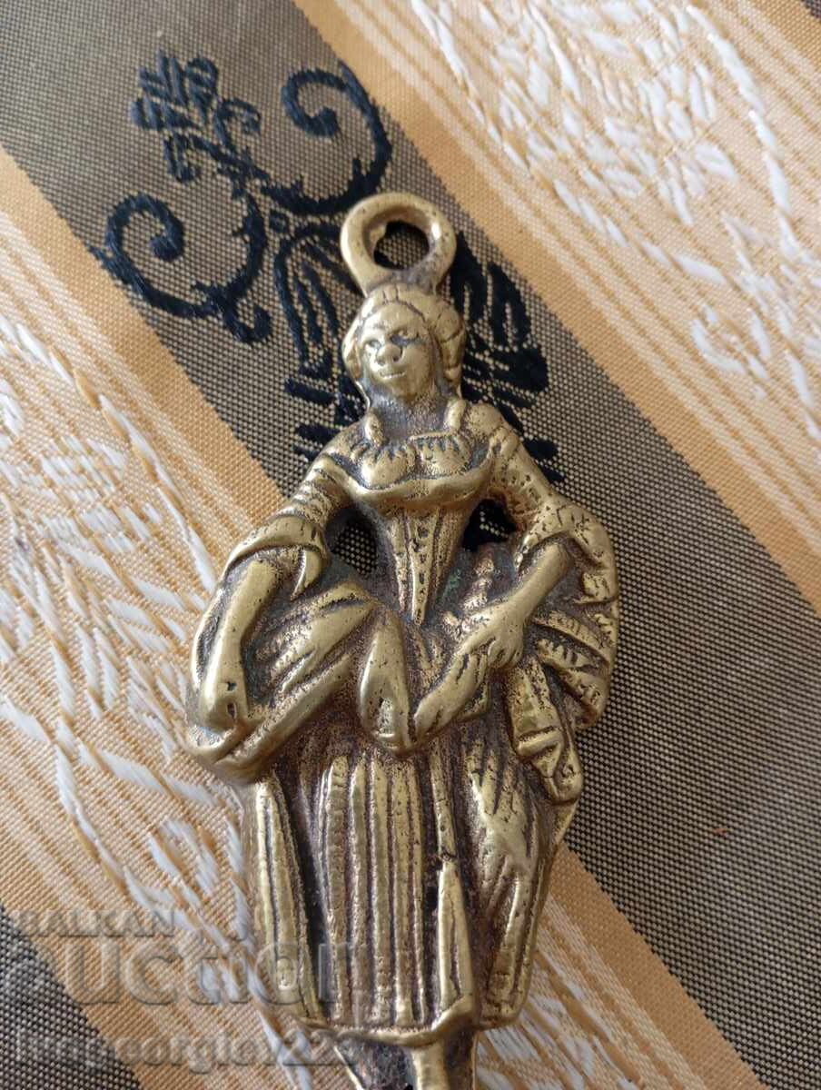 Un vechi deschizător de sticle cu preț 26.00 BGN | € 13.29