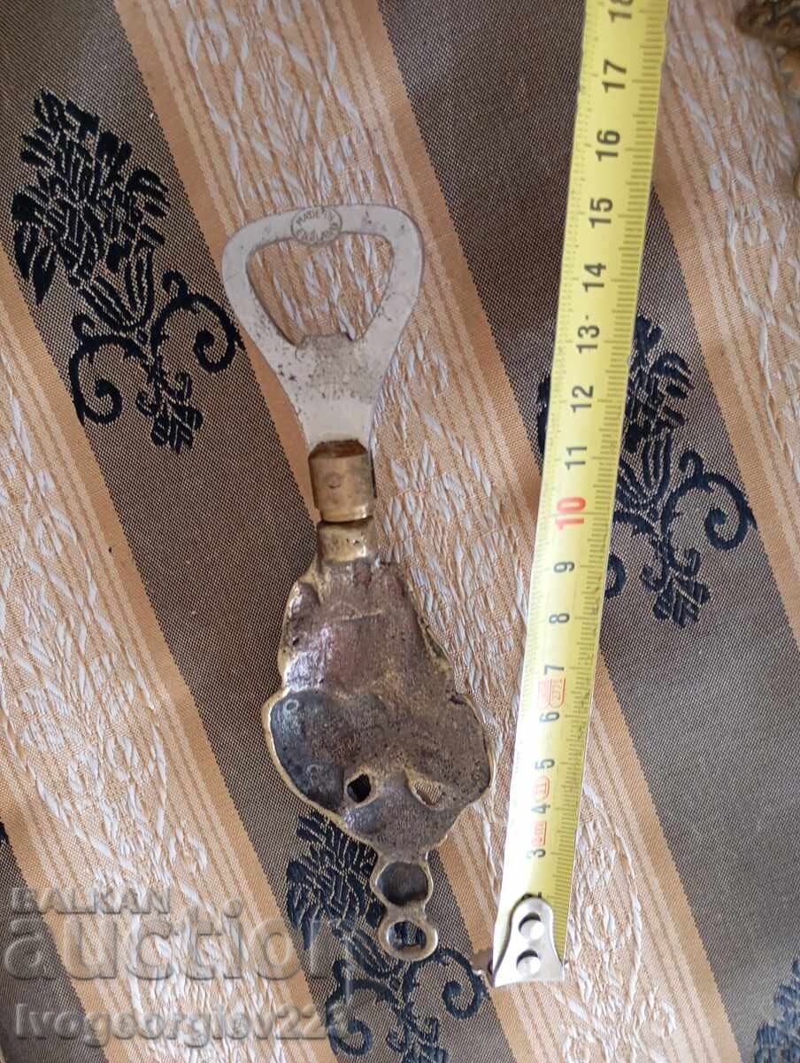 Licitație Un vechi deschizător de sticle