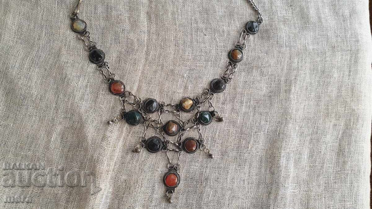 Colier vechi cu pietre semiprețioase cu preț 40.00 BGN | € 20.45 Colier vechi cu pietre semiprețioase cu preț 40.00 BGN | € 20.45