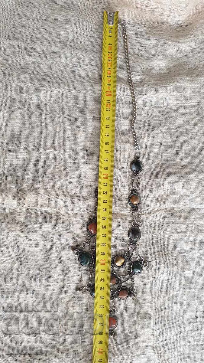 Livrarea Colier vechi cu pietre semiprețioase Livrarea Colier vechi cu pietre semiprețioase