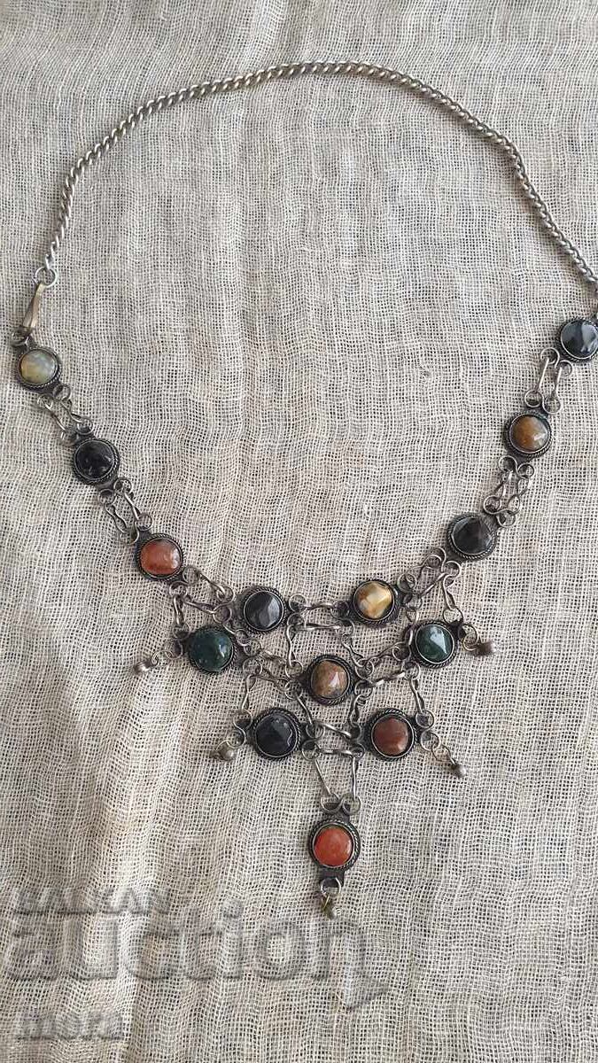 Colier vechi cu pietre semiprețioase Colier vechi cu pietre semiprețioase