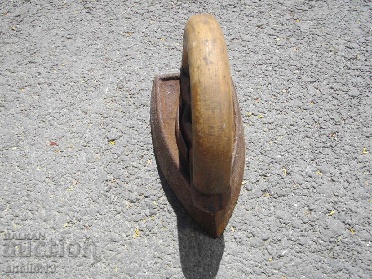 Auction  OLD COLLECTIBLE IRON