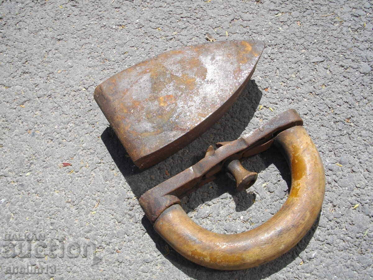 OLD COLLECTIBLE IRON - 6
