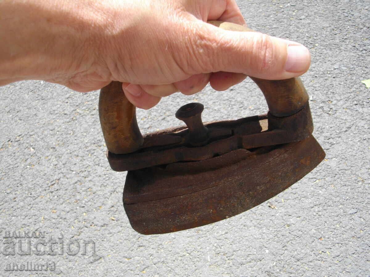 OLD COLLECTIBLE IRON