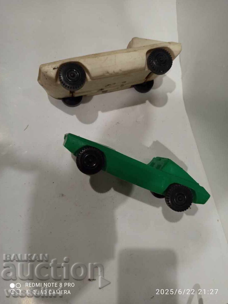 Δύο πολωνικά πλαστικά αυτοκινητάκια με τιμή 10.00 BGN | € 5.11
