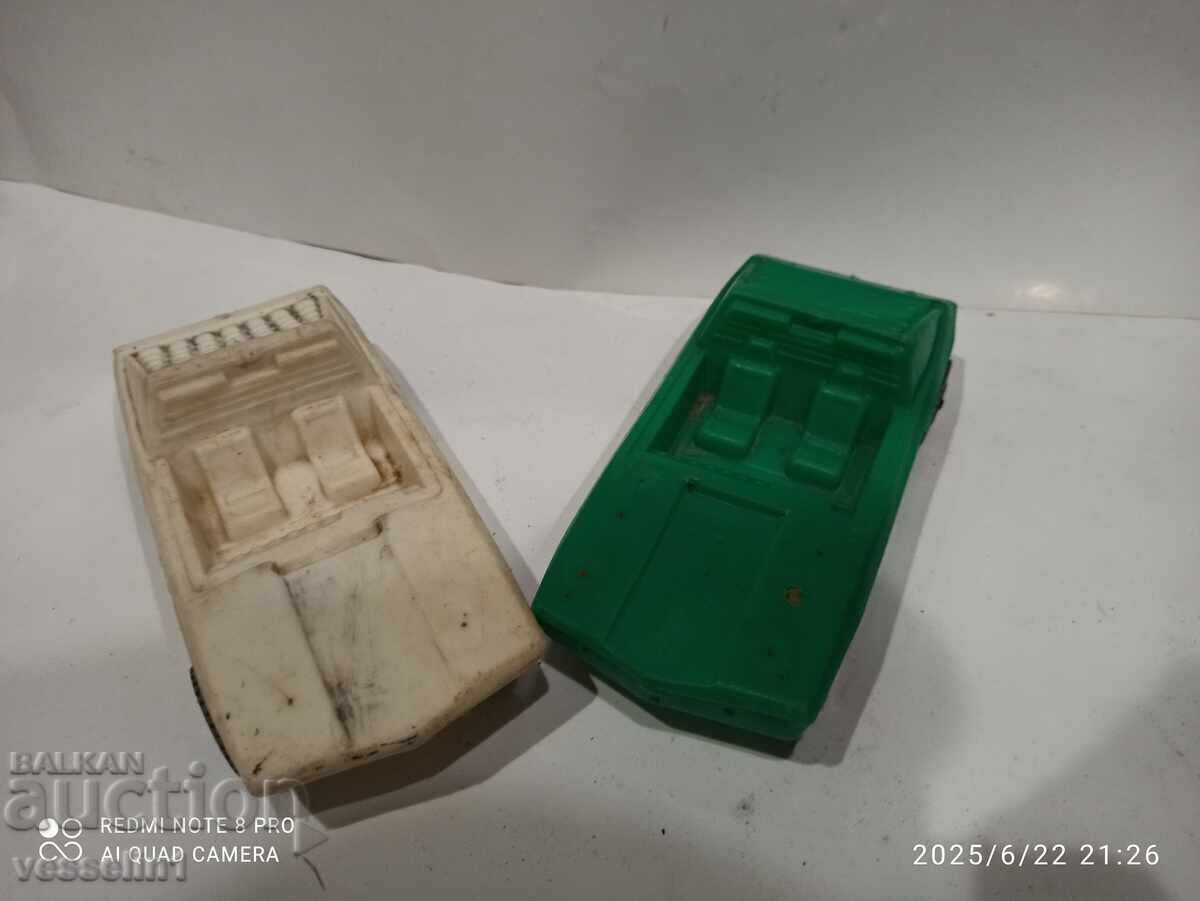 Δύο πολωνικά πλαστικά αυτοκινητάκια