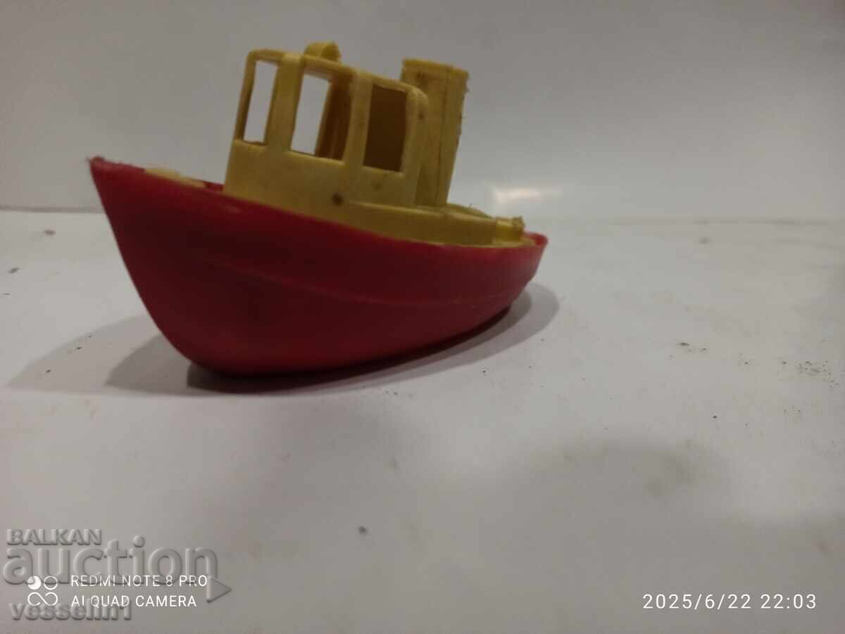 Veche barcă de plastic bulgărească, din perioada socialistă