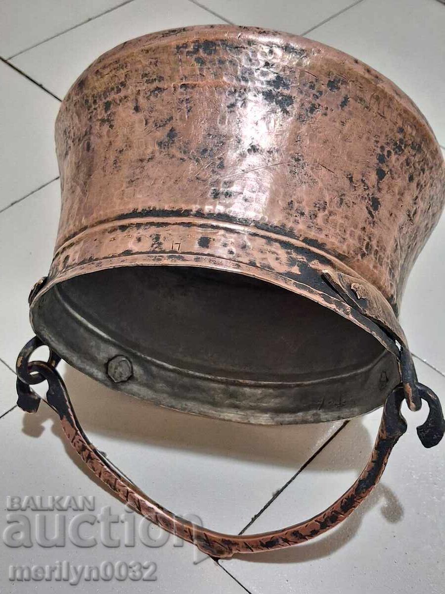 Старо бакърено менче бакър, котле с цена 82.00 лв. | € 41.93 Старо бакърено менче бакър, котле с цена 82.00 лв. | € 41.93