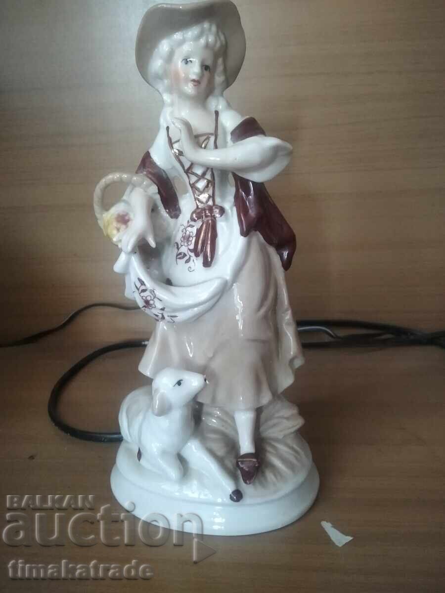 Όμορφη πορσελάνινη φιγούρα - βοσκοπούλα Όμορφη πορσελάνινη φιγούρα - βοσκοπούλα