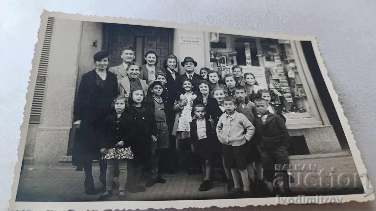 С-ка Асеновградъ Снимка съ Никола Балабановъ артист Нар. т-р С-ка Асеновградъ Снимка съ Никола Балабановъ артист Нар. т-р