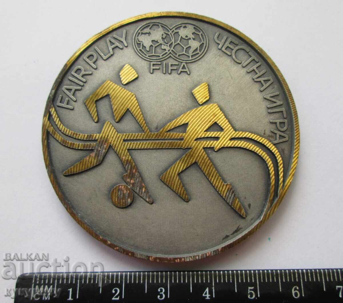 Delivery of FIFA FAIRPLAY Table Medal Plaque BFS Fair Play Football Delivery of FIFA FAIRPLAY Table Medal Plaque BFS Fair Play Football