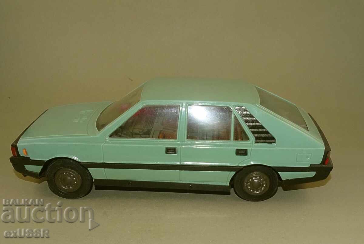 Доставка на Стара играчка кола количка Полонез FSO Polonez Доставка на Стара играчка кола количка Полонез FSO Polonez