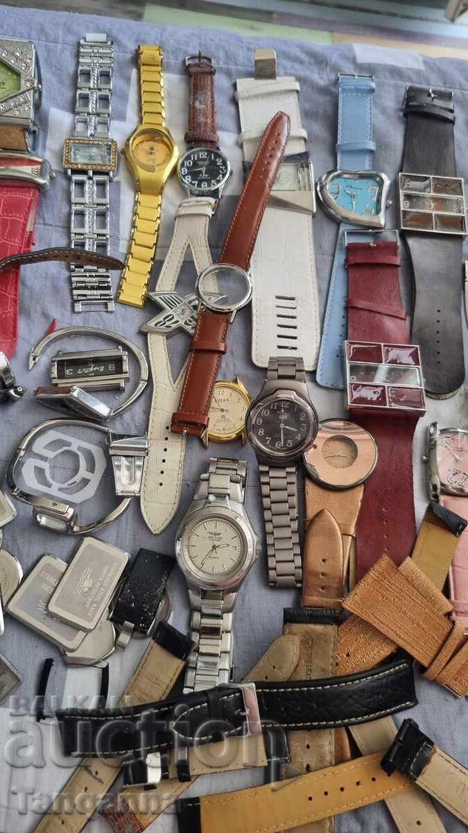 O mulțime mare de ceasuri