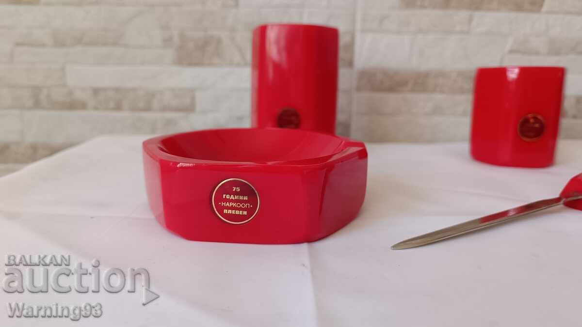 Set de catalină (vază, suport de creion, scrumieră, cuțit de scrisori) cu preț € 44.00 | 86.06 BGN