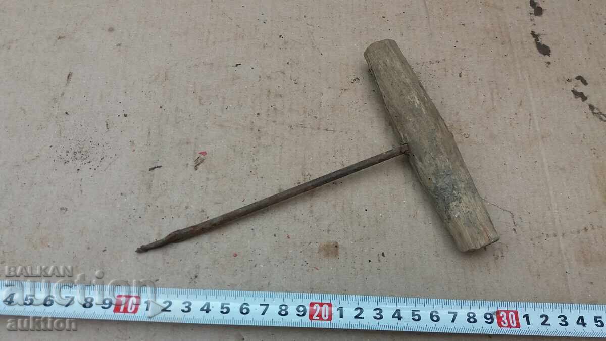 ΣΤΑΡ ΣΒΡΕΔΕΛ, ΕΡΓΑΛΕΙΟ