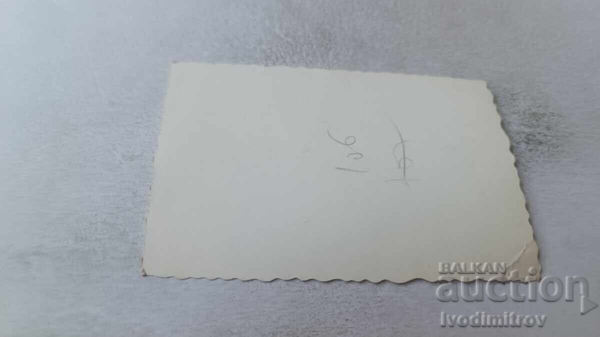 Φωτογραφία Γυναίκα και παιδιά στο ποτάμι με τιμή 1.45 BGN | € 0.74 Φωτογραφία Γυναίκα και παιδιά στο ποτάμι με τιμή 1.45 BGN | € 0.74