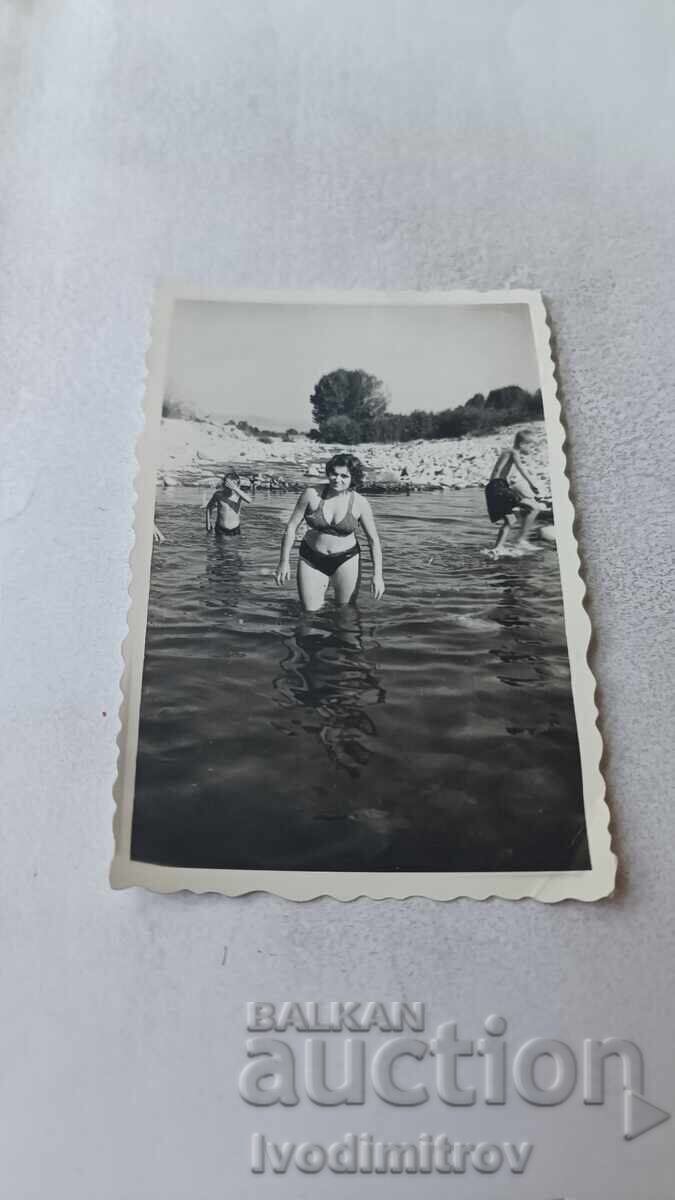 Φωτογραφία Γυναίκα και παιδιά στο ποτάμι Φωτογραφία Γυναίκα και παιδιά στο ποτάμι