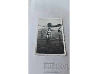 Φωτογραφία Γυναίκα και παιδιά στο ποτάμι