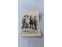 Снимка Четири жени на брега на морето