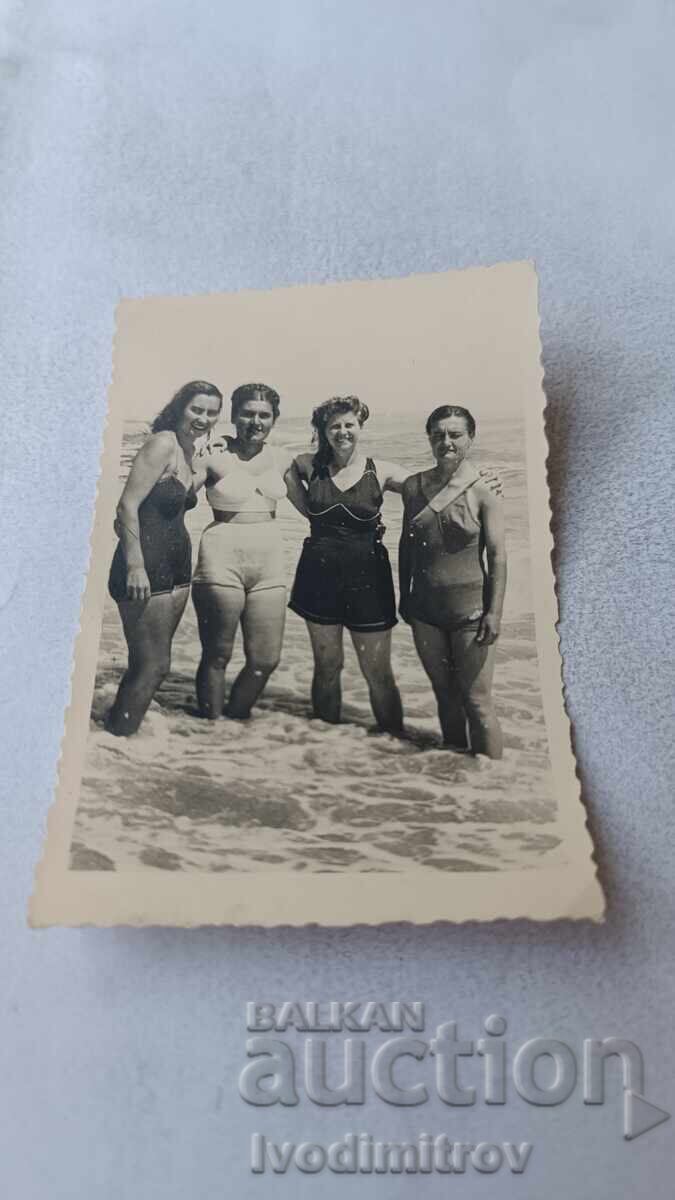 Φωτογραφία Τέσσερις γυναίκες στην παραλία Φωτογραφία Τέσσερις γυναίκες στην παραλία