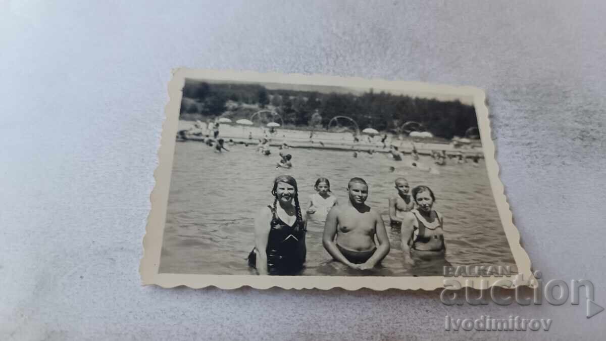 Photo Boys and girls in the sea Photo Boys and girls in the sea