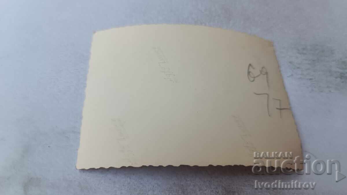 Foto Bărbați, femei și copii pe plajă cu preț 1.65 BGN | € 0.84 Foto Bărbați, femei și copii pe plajă cu preț 1.65 BGN | € 0.84