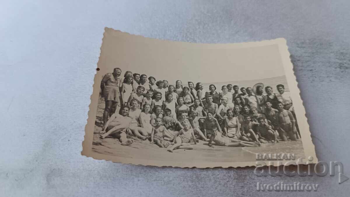 Foto Bărbați, femei și copii pe plajă Foto Bărbați, femei și copii pe plajă