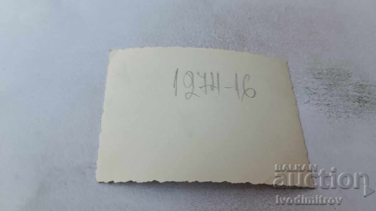 Foto Bărbați, femei și copii pe plajă cu preț 1.65 BGN | € 0.84