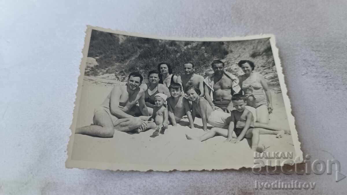 Foto Bărbați, femei și copii pe plajă