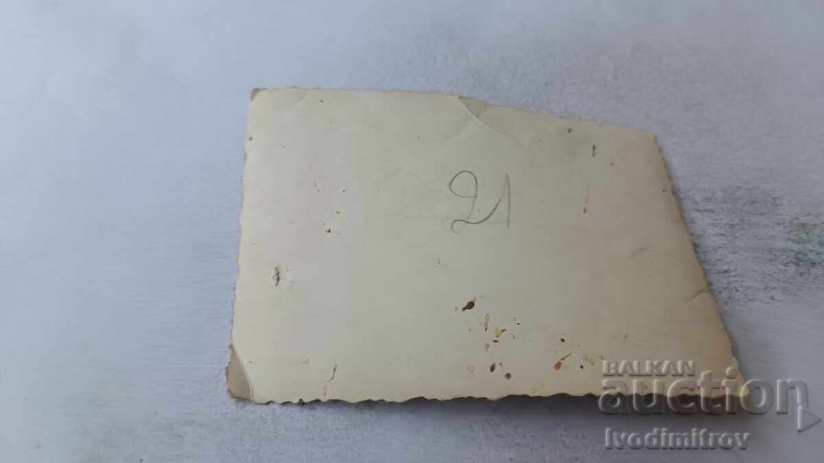 Fotografie Bărbați și femei cu preț 1.65 BGN | € 0.84 Fotografie Bărbați și femei cu preț 1.65 BGN | € 0.84