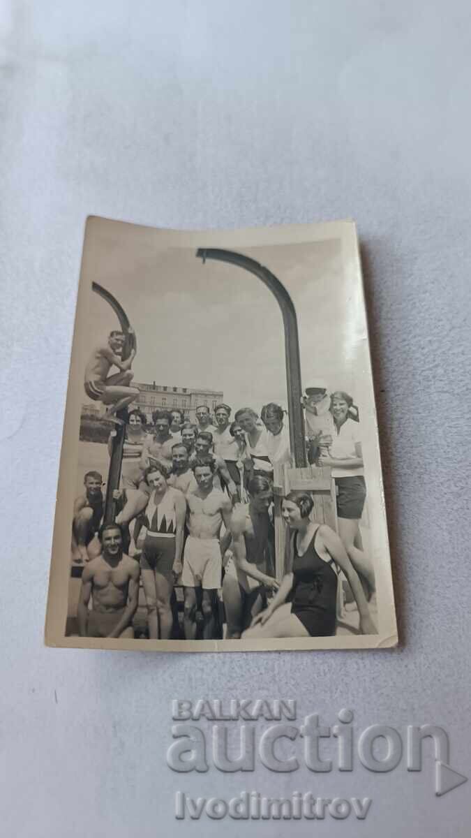 Φωτογραφία Νέων και κοριτσιών στην προβλήτα Φωτογραφία Νέων και κοριτσιών στην προβλήτα