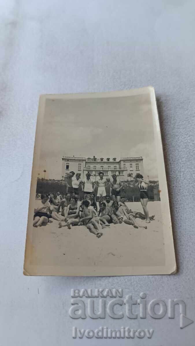 Снимка Младежи и девойки на плажа