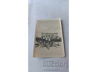 Φωτογραφία Νέοι άνδρες και γυναίκες στην παραλία